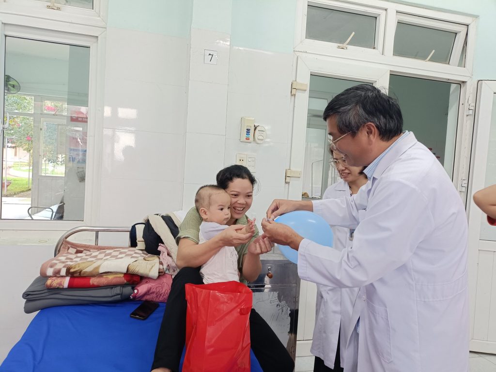 VUI TẾT THIẾU NHI TẠI TRUNG TÂM Y TẾ KHU VỰC ĐĂK MIL