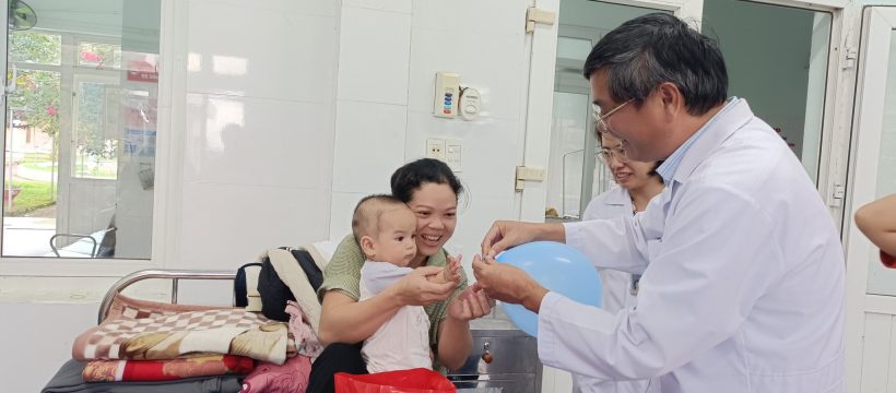 VUI TẾT THIẾU NHI TẠI TRUNG TÂM Y TẾ KHU VỰC ĐĂK MIL